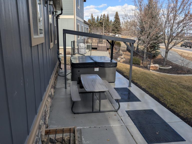 backyard_patio_hot_tub_001